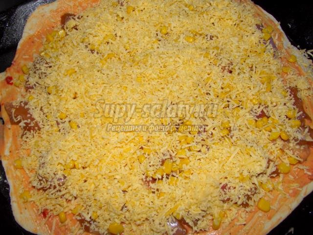 пицца с кукурузой и курицей на дрожжевом тонком тесте