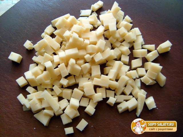 сыр порезанный кубиками