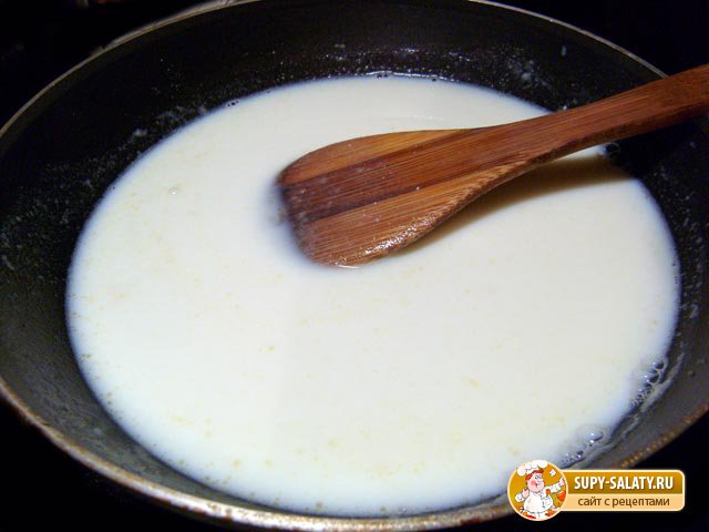 добавление бульона и молока на сковороду