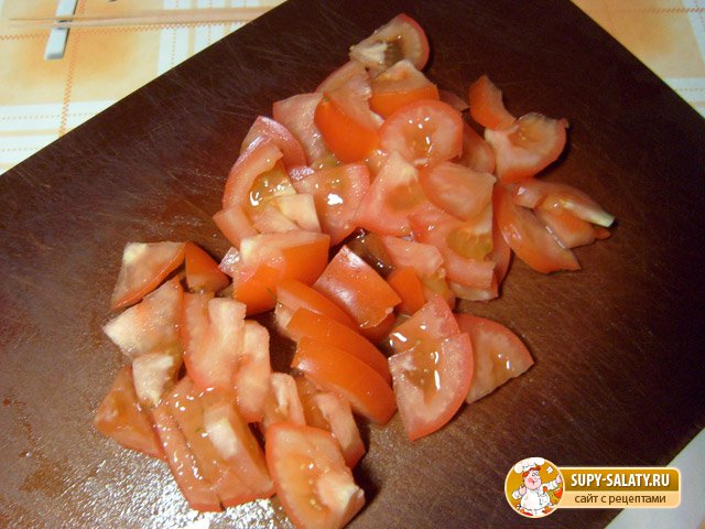 Салат с помидорами и солеными огурцами