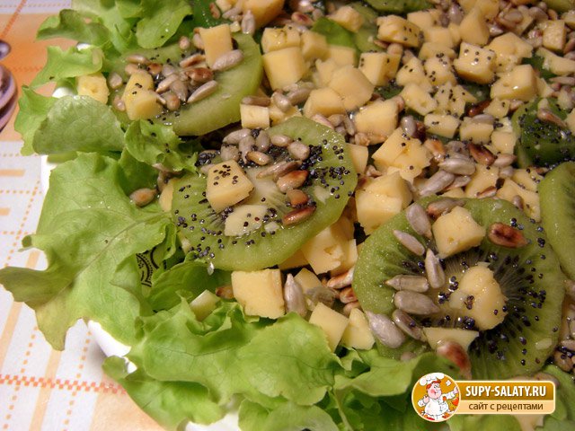 Зеленый салат с киви и семечками. Рецепт с фото