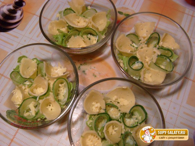 Зеленый салат с креветками и сырными крутонами