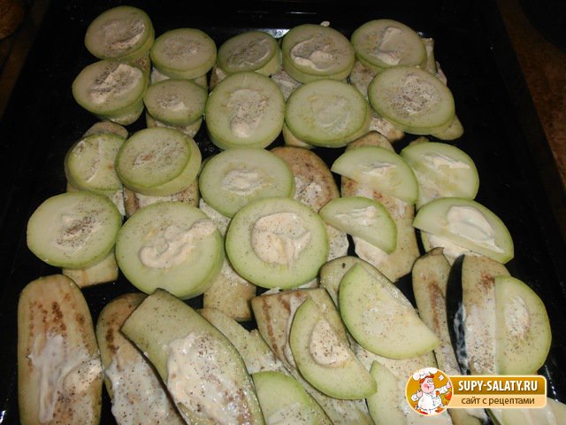 Баклажаны, запеченные с куриной грудкой и овощами. Рецепт с фото