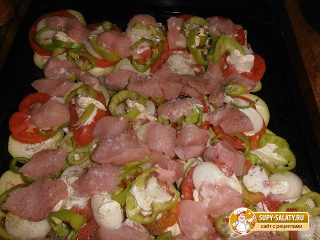 Баклажаны, запеченные с куриной грудкой и овощами. Рецепт с фото