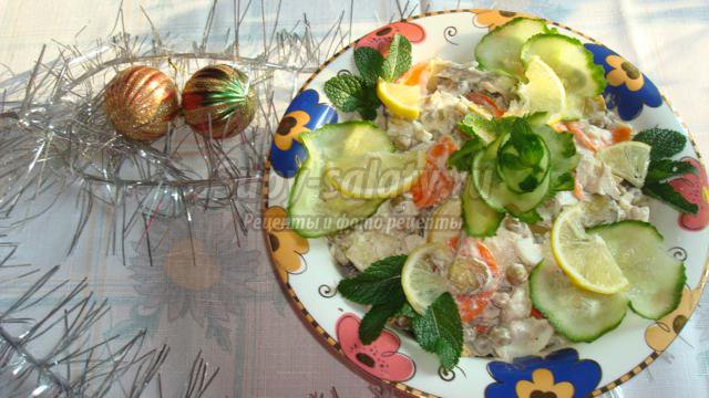 Рыбный салат с солеными огурцами