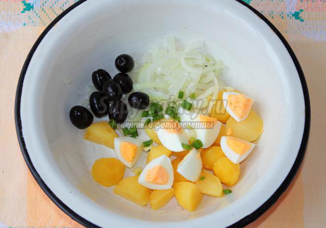 Картофельный салат с луком и маслинами