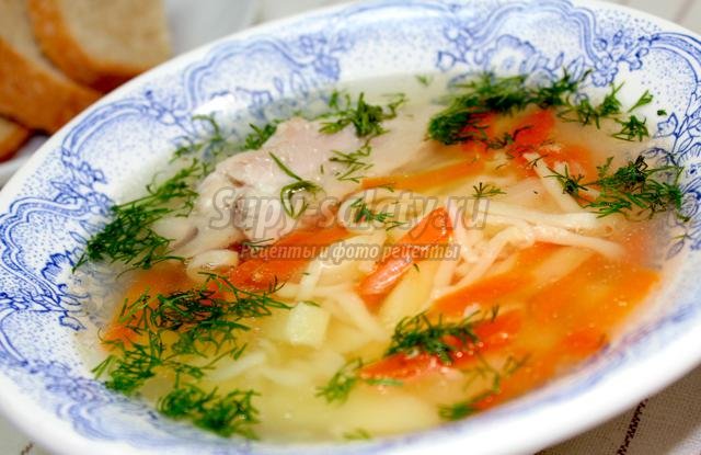 Легкий куриный суп с домашней лапшой