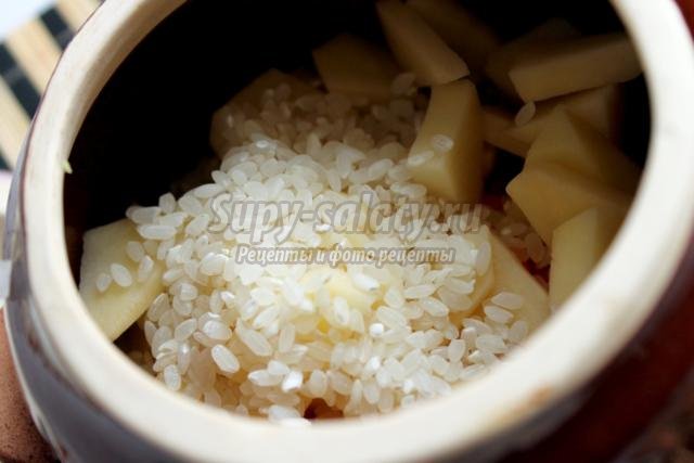 Суп в горшочке из телятины, риса и картофеля