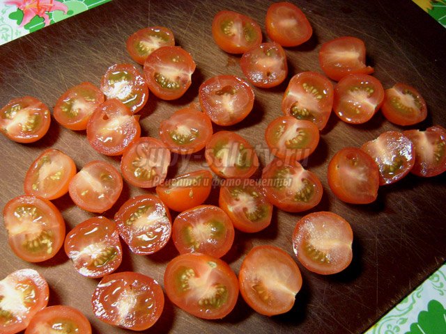 Салат Самоцветы из моцареллы, оливок и помидоров черри