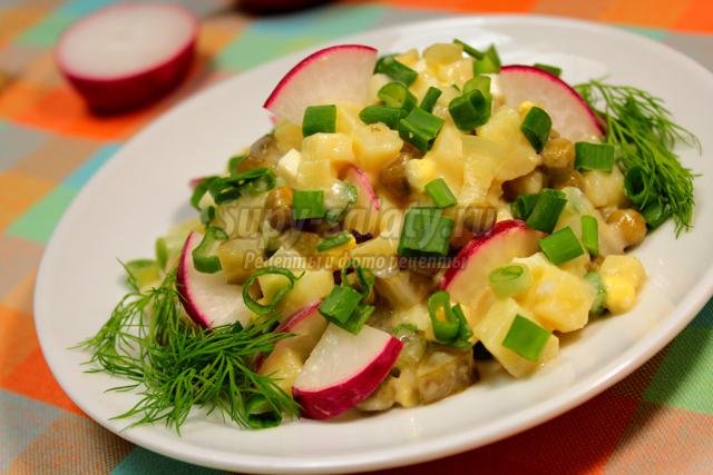 Картофельный салат с редисом и зеленым луком