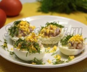 Яйца, фаршированные селедочным салатом