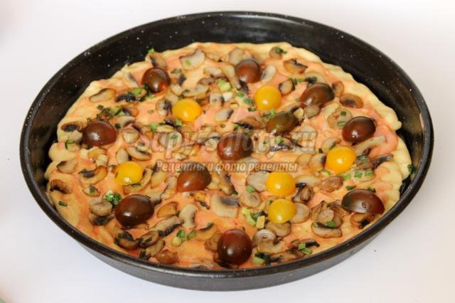 пицца с шампиньонами, помидорами черри и перепелиными яйцами