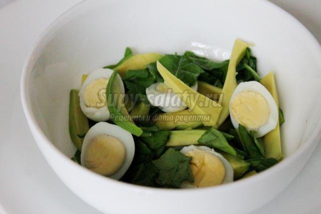 диетический салат с авокадо, рукколой, перепелиными яйцами