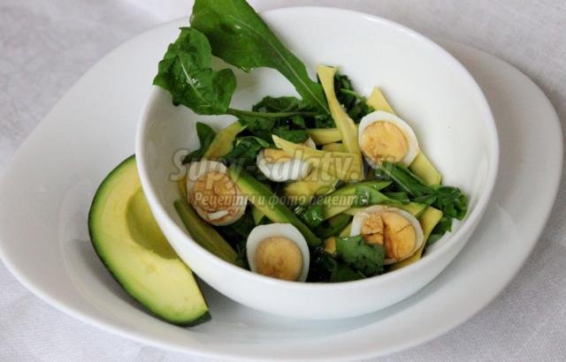 диетический салат с авокадо, рукколой, перепелиными яйцами
