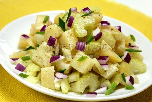 теплый картофельный салат с сельдереем