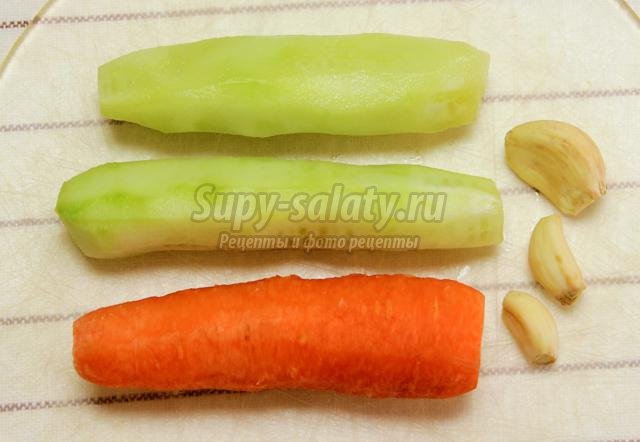 салат из моркови и огурцов. Ромашка
