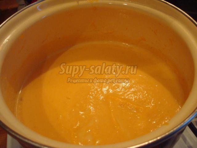 тыквенный суп с креветками и гренками