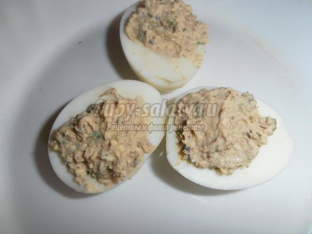 Фаршированные яйца со шпротами и красной икрой