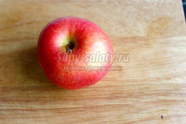 яблоко с фруктами и сметанным кремом