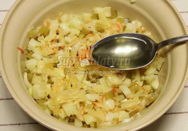 постный салат из картофеля, соленых огурцов и квашеной капусты