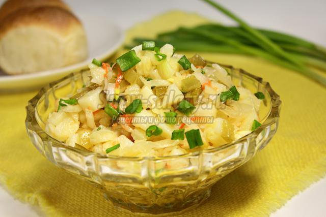 постный салат из картофеля, соленых огурцов и квашеной капусты