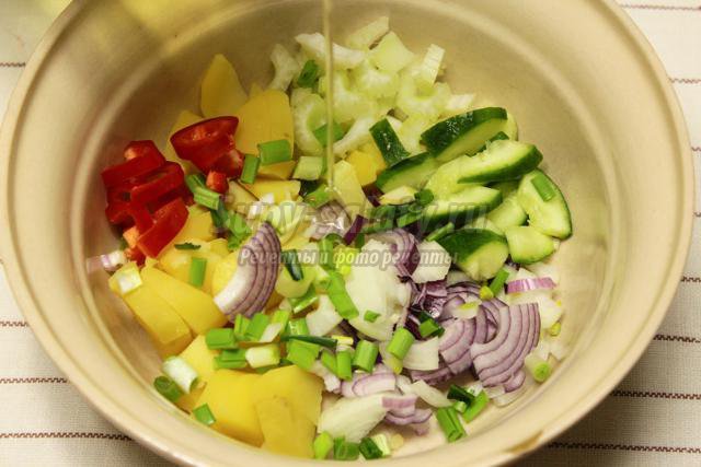 весенний салат с картофелем и свежими овощами