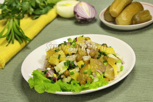 постный картофельный салат с луком и зеленым горошком