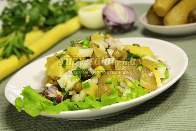 постный картофельный салат с луком и зеленым горошком