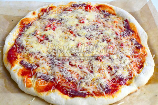 пицца с салями, сладким перцем-гриль и рукколой