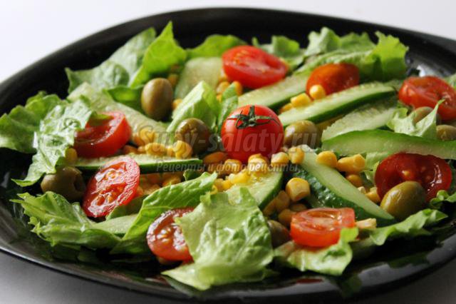 салат с овощами, маслинами и кукурузой