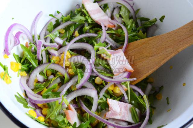 кукурузный салат с рукколой и беконом
