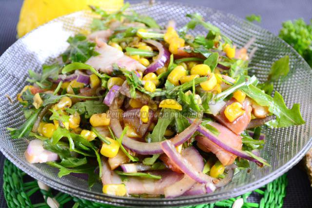 кукурузный салат с рукколой и беконом