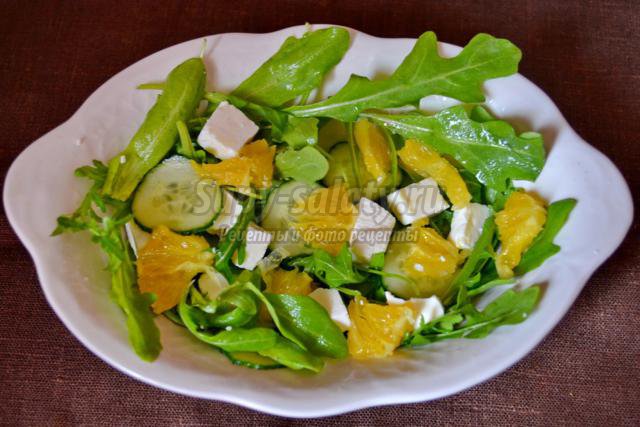 Салат с брынзой, рукколой и апельсином