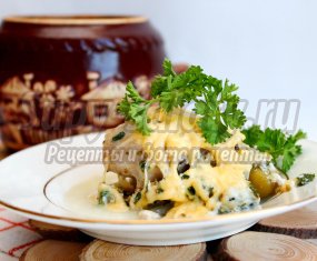 Курица в молочно-сырном соусе с оливками и сыром
