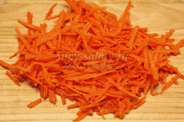 салат из моркови с курагой, медом и орехами