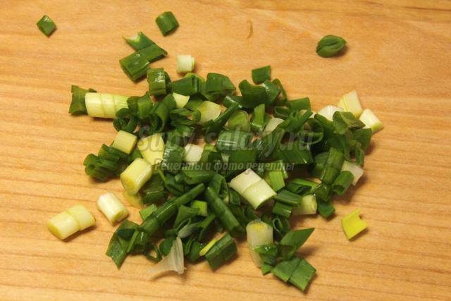 салат из пекинской капусты с огурцом и зеленью