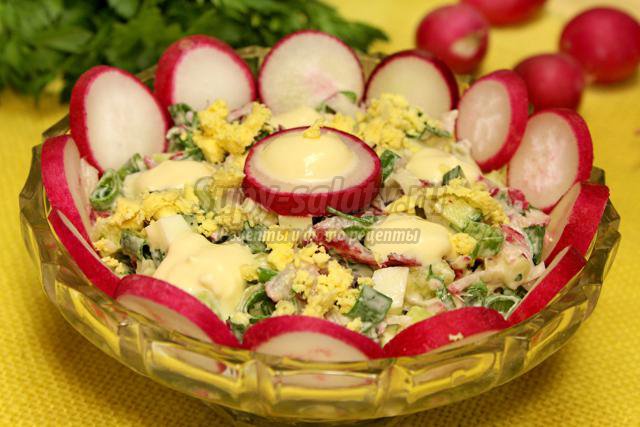 салат из редиса с огурцами и яйцом