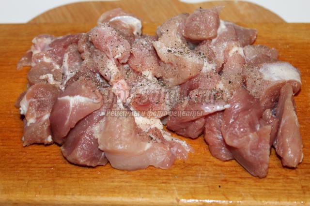 жареное мясо с луком на сковородке