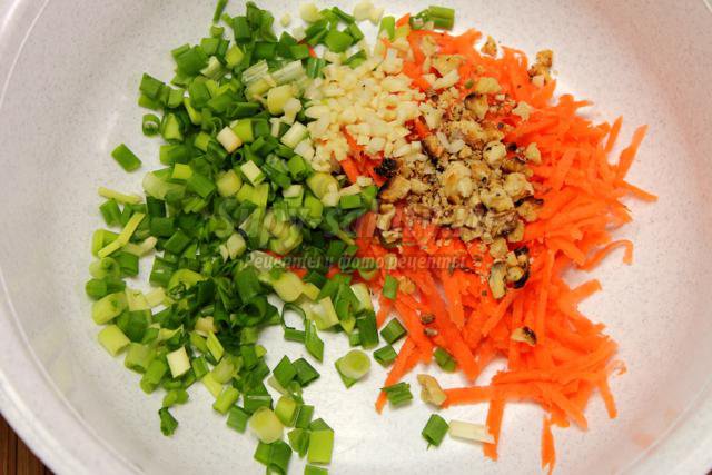 салат с крапивой, морковью и орехами