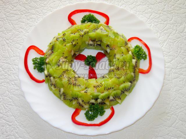 салат из балыка, киви, болгарского перца. Изумрудное кольцо