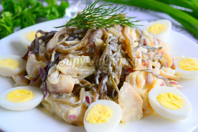 салат из морской капусты, перепелиных яиц и отварной рыбы