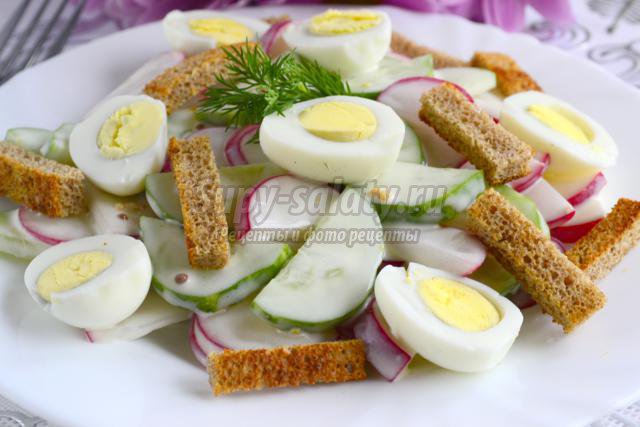 весенний салат с редисом яйцом и крутонами