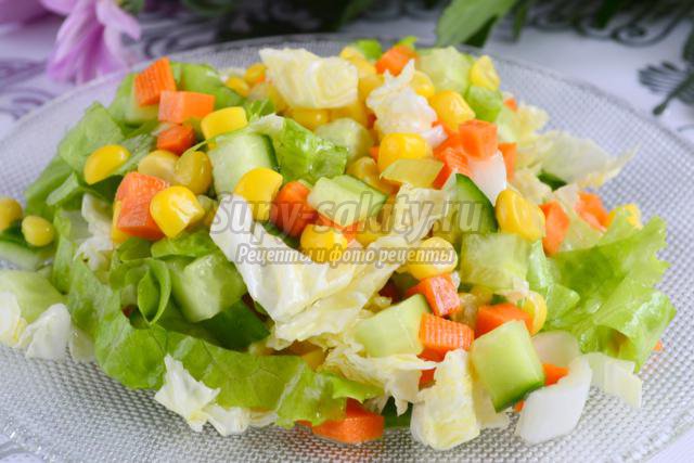 овощной салат из пекинской капусты. Цветной