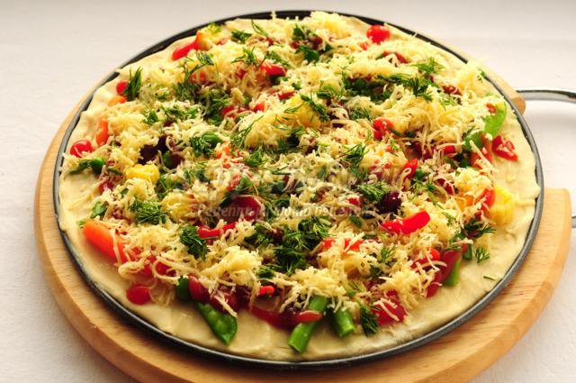 Вегетарианская пицца из слоеного теста с овощной смесью