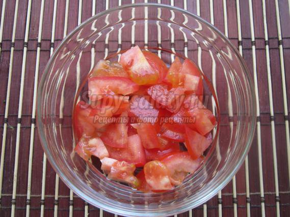 Пикантный салат с помидорами и сыром