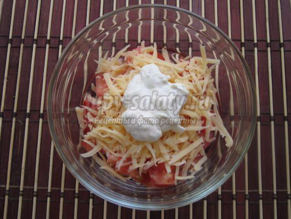 Пикантный салат с помидорами и сыром