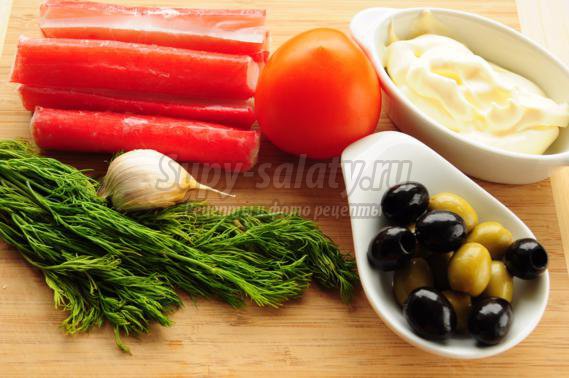 Салат с помидорами и крабовыми палочками