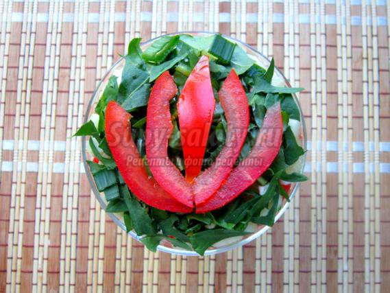 Порционный салат с листьями одуванчика