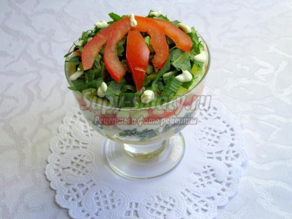 Порционный салат с листьями одуванчика
