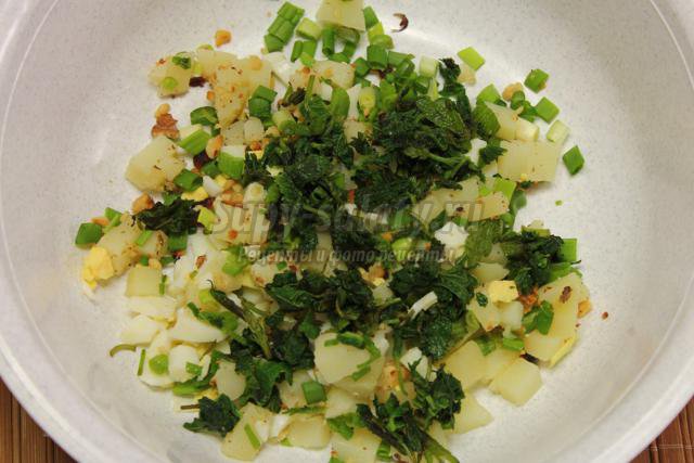 салат из крапивы с картофелем и яйцом